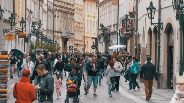 Dav lidí, kteří jdou podél ulic starého města v Praze, Česká republika. Zpomalený pohyb — Stock video