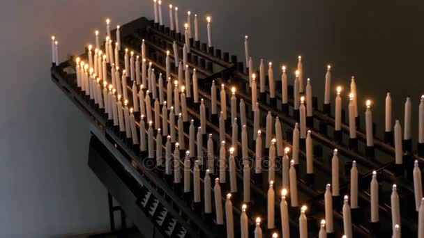 Muchas velas encendidas en la iglesia cristiana — Vídeos de Stock