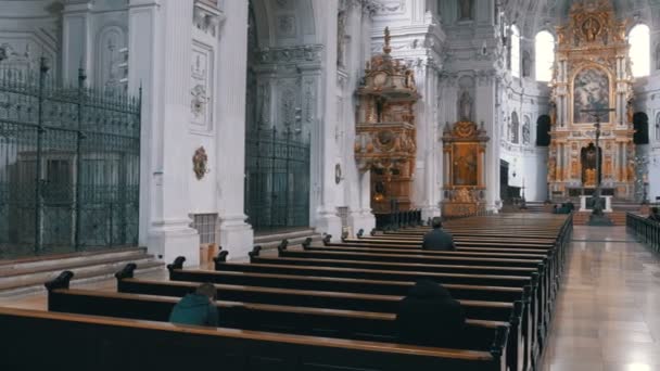 Интерьер знаменитой церкви Св. Михаила в Мюнхене, Германия — стоковое видео
