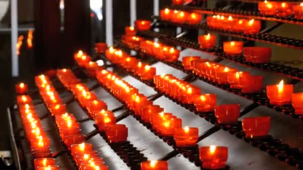 Muitas velas acesas na igreja cristã — Vídeo de Stock