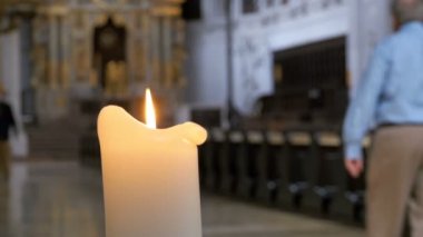 St. Michael kiliseye mum yakıyor. Münih, Almanya