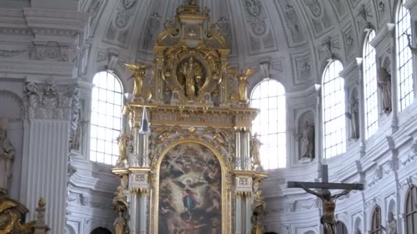 Εσωτερικό του την περίφημη εκκλησία St. Michaels στο Μόναχο, Γερμανία — Αρχείο Βίντεο