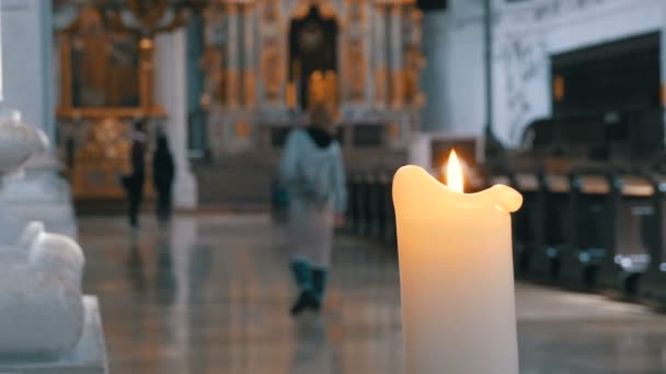 La candela brucia nella chiesa di San Michele. Monaco di Baviera, Germania — Video Stock