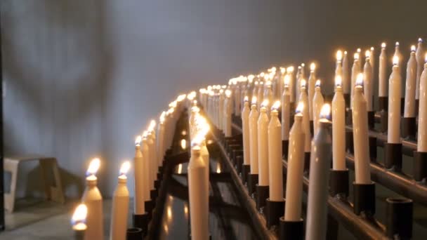 Muitas velas acesas na igreja cristã — Vídeo de Stock