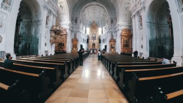 Interior de la famosa iglesia de San Miguel en Munich, Alemania — Vídeos de Stock