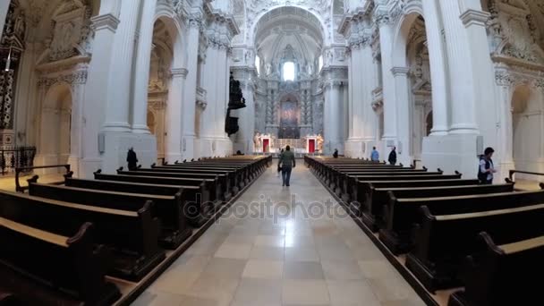 Interieur van de beroemde St. Michaels Church in München, Duitsland — Stockvideo