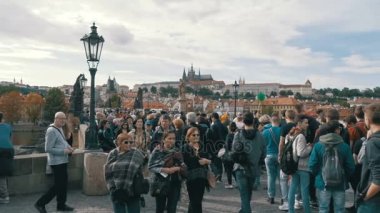 Charles Bridge, Prague, Çek Cumhuriyeti yürüyen insan kalabalığı. Ağır çekim