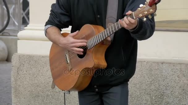 Ulice kytarista hraje na ulici. Zpomalený pohyb — Stock video