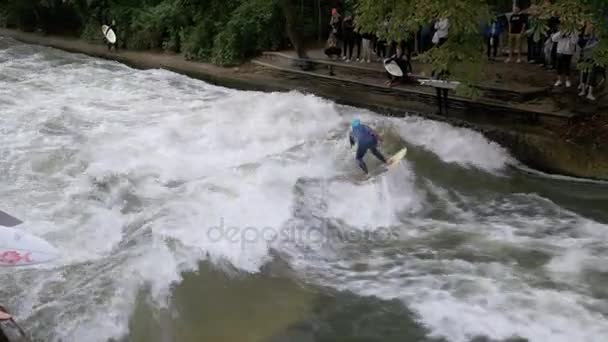 Urbana surfare rida den stående våg på floden Eisbach, München, Tyskland — Stockvideo