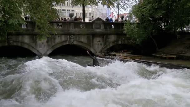 城市冲浪者在 Eisbach 河的人为波浪在慕尼黑的中心。慢动作 — 图库视频影像