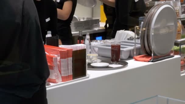 Café de comida rápida en el trabajo. Camareros detrás del mostrador, proceso de trabajo, café de comida rápida en la calle — Vídeos de Stock