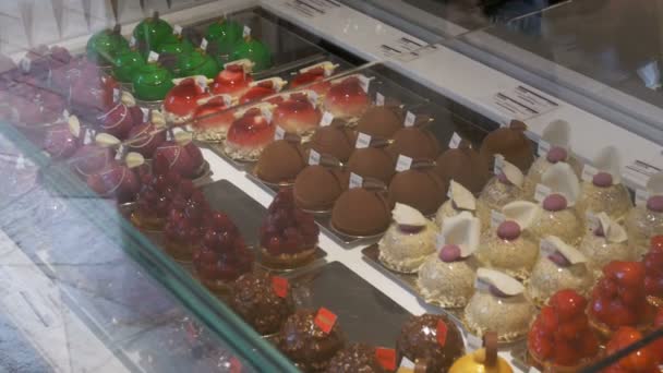 Ciasta są leżące na ladzie w ulicy cukiernicze — Wideo stockowe