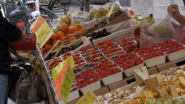 Свежие фрукты лежат на открытой стойке магазина — стоковое видео