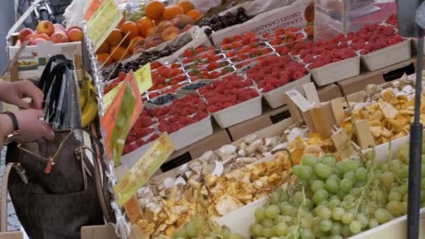 Fruta fresca se encuentran en el mostrador abierto de la tienda — Vídeos de Stock