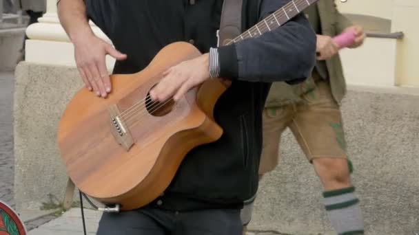 Pouliční muzikant hraje na akustickou kytaru. Zpomalený pohyb — Stock video