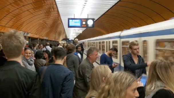 Metro subterráneo en Munich. Gente saliendo y subiendo al tren — Vídeos de Stock