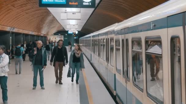 Metro subterráneo en Munich. El tren sale de la estación — Vídeos de Stock