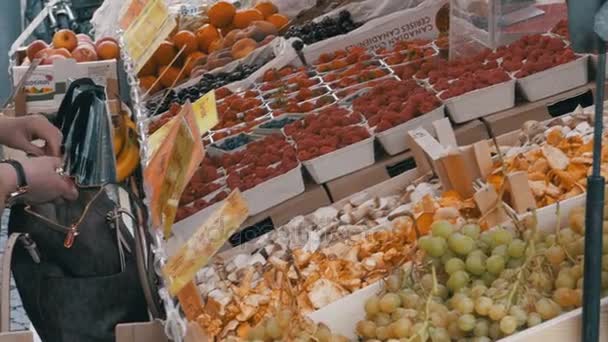 Färsk frukt ligga på öppna disken i butiken — Stockvideo