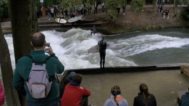 Urbana surfare rida den stående våg på floden Eisbach, München, Tyskland — Stockvideo