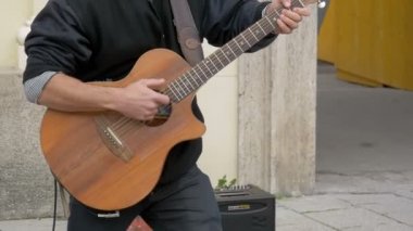Sokakta oynayan sokak gitaristi. Ağır çekim