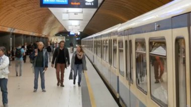 Münih'te yeraltı metro. Trende metroda hareket ediyor