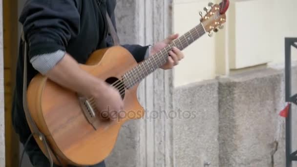 Straßenmusiker, der auf akustischer Gitarre spielt. Zeitlupe — Stockvideo