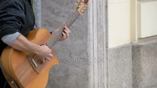Utcai zenész játszik akusztikus gitáron. Lassú mozgás — Stock videók