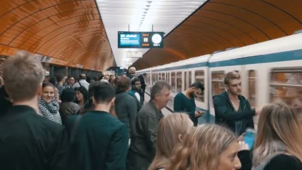 Metro subterráneo en Munich. Gente saliendo y subiendo al tren — Vídeos de Stock