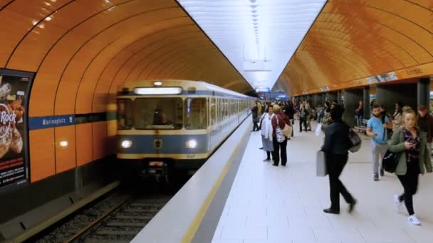 Underjordisk Tunnelbana i München. Tåget anländer till stationen — Stockvideo