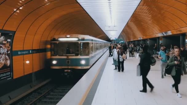 Metro subterráneo en Munich. El tren llega a la estación — Vídeos de Stock