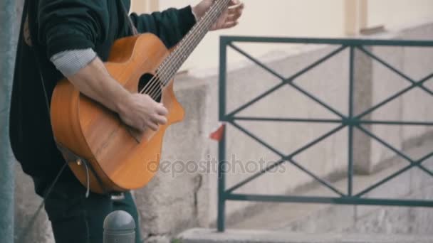 어쿠스틱 기타에 거리 음악가입니다. 슬로우 모션 — 비디오