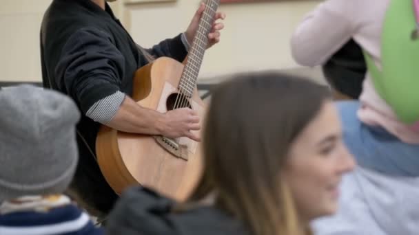 Straat gitarist spelen op straat. Slow Motion — Stockvideo