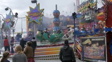 Oktoberfest Festival cazibe ana cadde üzerinde. Münih, Almanya