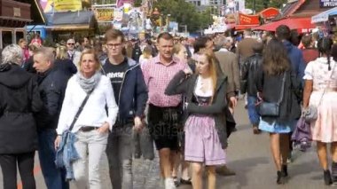 İnsan kalabalığı Oktoberfest festival merkezi cadde boyunca yürüyüş. Bavyera, Almanya
