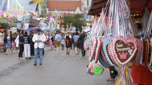 Tradisjonelle pepperkakehjerter formet på Oktoberfest, Bayern, Tyskland – stockvideo