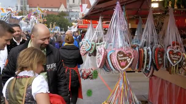 Traditionele peperkoek hart gevormde op het Oktoberfest Festival, Beieren, Duitsland — Stockvideo