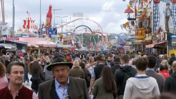 Multidão de pessoas estão caminhando ao longo da rua central do festival Oktoberfest. Munique, Alemanha — Vídeo de Stock