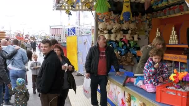 Attracties in tenten op het Oktoberfest festival. München, Duitsland — Stockvideo