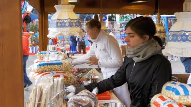 La vendedora en una tienda de campaña con comida habla con los clientes en el Oktoberfest Festival. Munich, Alemania — Vídeos de Stock