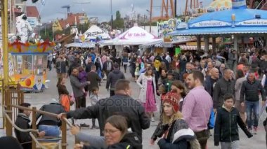 İnsan kalabalığı Oktoberfest festival merkezi cadde boyunca yürüyüş. Bavyera, Almanya