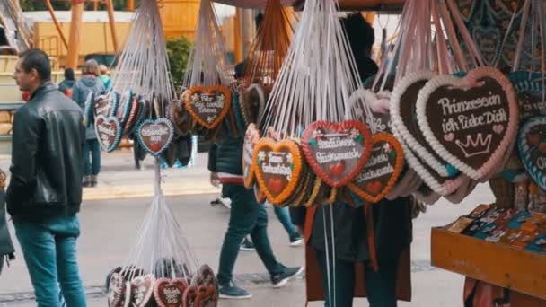 Traditionele peperkoek hart gevormde op het Oktoberfest Festival, Beieren, Duitsland — Stockvideo