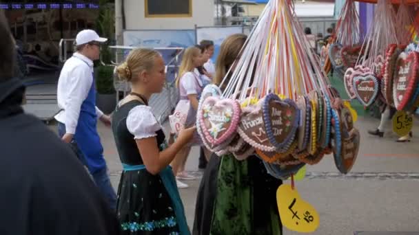 Hagyományos mézeskalács szív alakú a Oktoberfest Fesztivál, Bajorország, Németország — Stock videók
