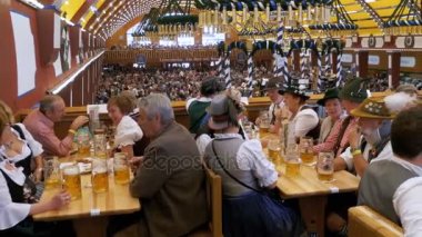 Büyük bira çadırda Oktoberfest kutlamaları. Bavyera, Almanya