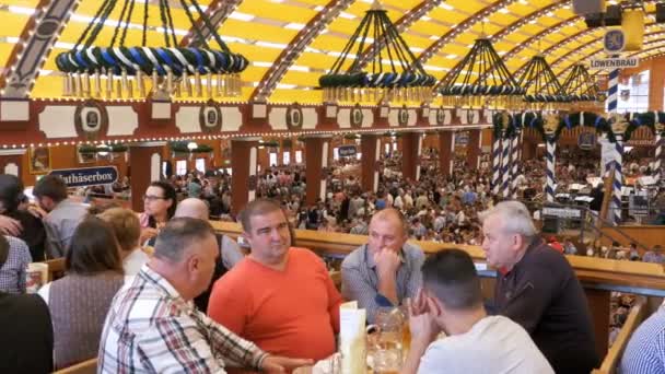 Viering van Oktoberfest in grote bier tent. Beieren, Duitsland — Stockvideo