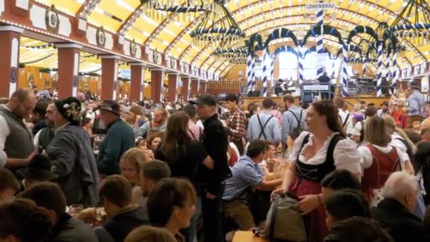 Viering van Oktoberfest in grote biertent. Bavaria, Duitsland — Stockvideo