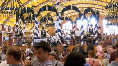 Orkestra grubu bir büyük bira çadırına Oktoberfest Festivali'nde çalış. Bavyera, Almanya