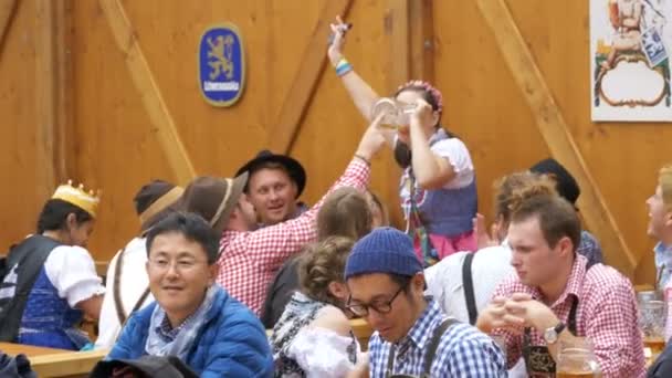 Mensen viering van Oktoberfest in een grote Biercafé op straat. Beieren, Duitsland — Stockvideo