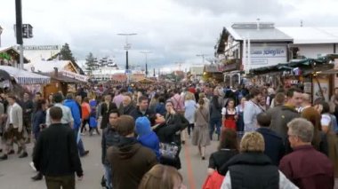 İnsan kalabalığı Oktoberfest festival merkezi cadde boyunca yürüyüş. Bavyera, Almanya