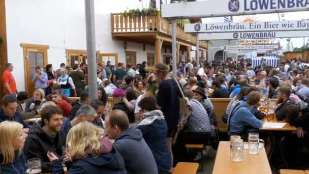 Lidé oslava Oktoberfestu v velké pivní bar na ulici. Bavorsko, Německo — Stock video