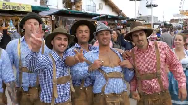 Los borrachos con ropa nacional se están divirtiendo en la calle Oktoberfest. Baviera, Alemania — Vídeo de stock